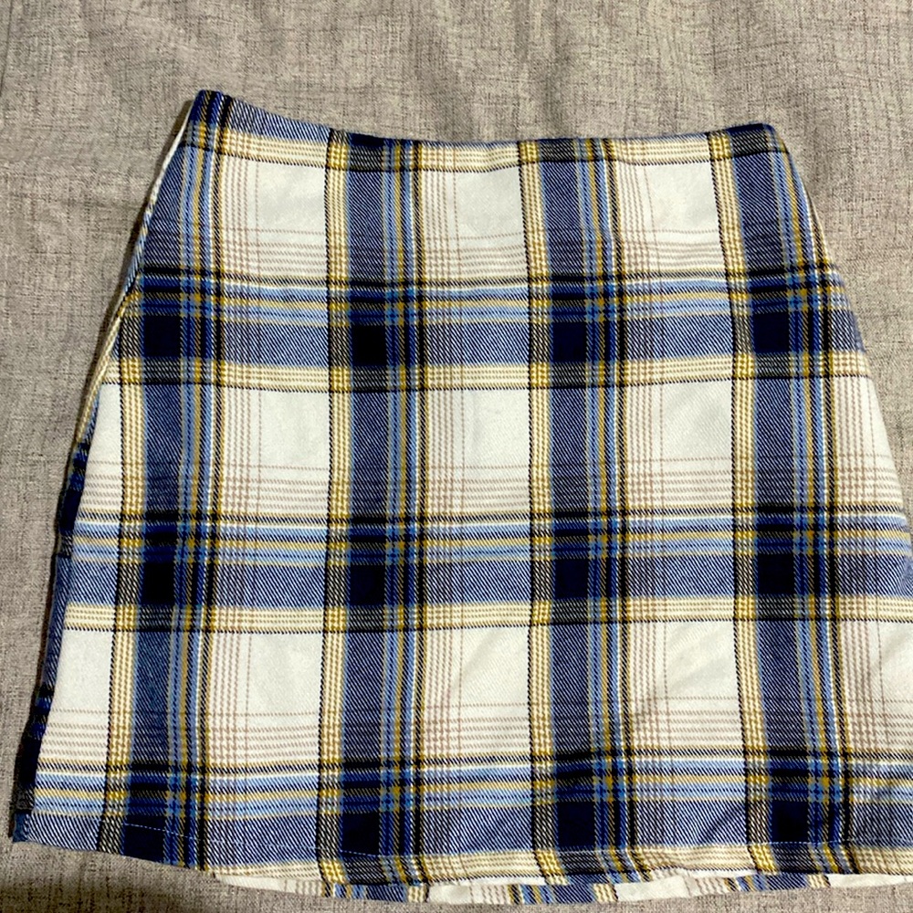 Cute plaid mini skirt. Perfect for the summer. Above the knee.